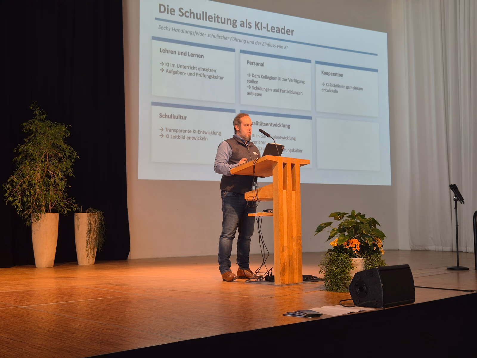 Norman Graf beim Vortrag 'Die Schulleitung als KI-Leader'